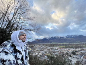 Admirando a vista de Liechtenstein.