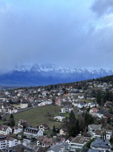 Ali do outro lado da montanha fica a Suiça.